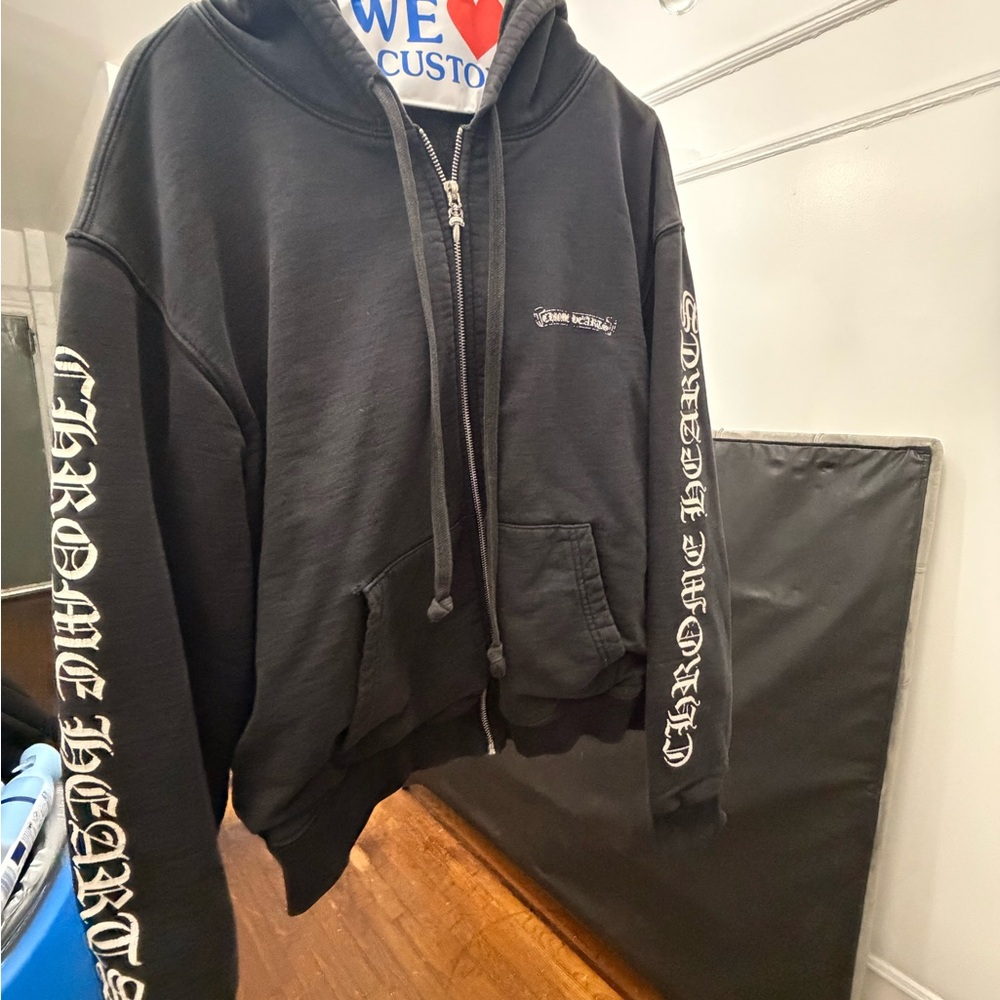 Chrome Hearts-SCROLL LOGO ZIP UP HOODIE
"BLACK"